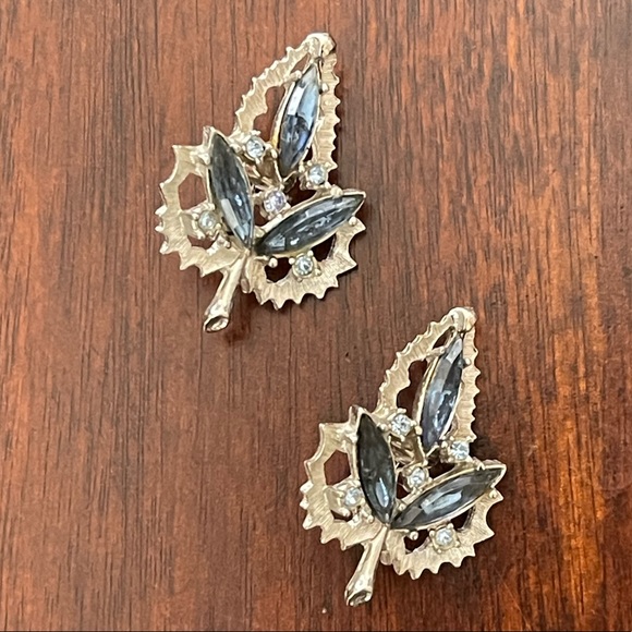 Emmons signed blue crystal glass silver tone clip on earrings - Picture 4 of 9